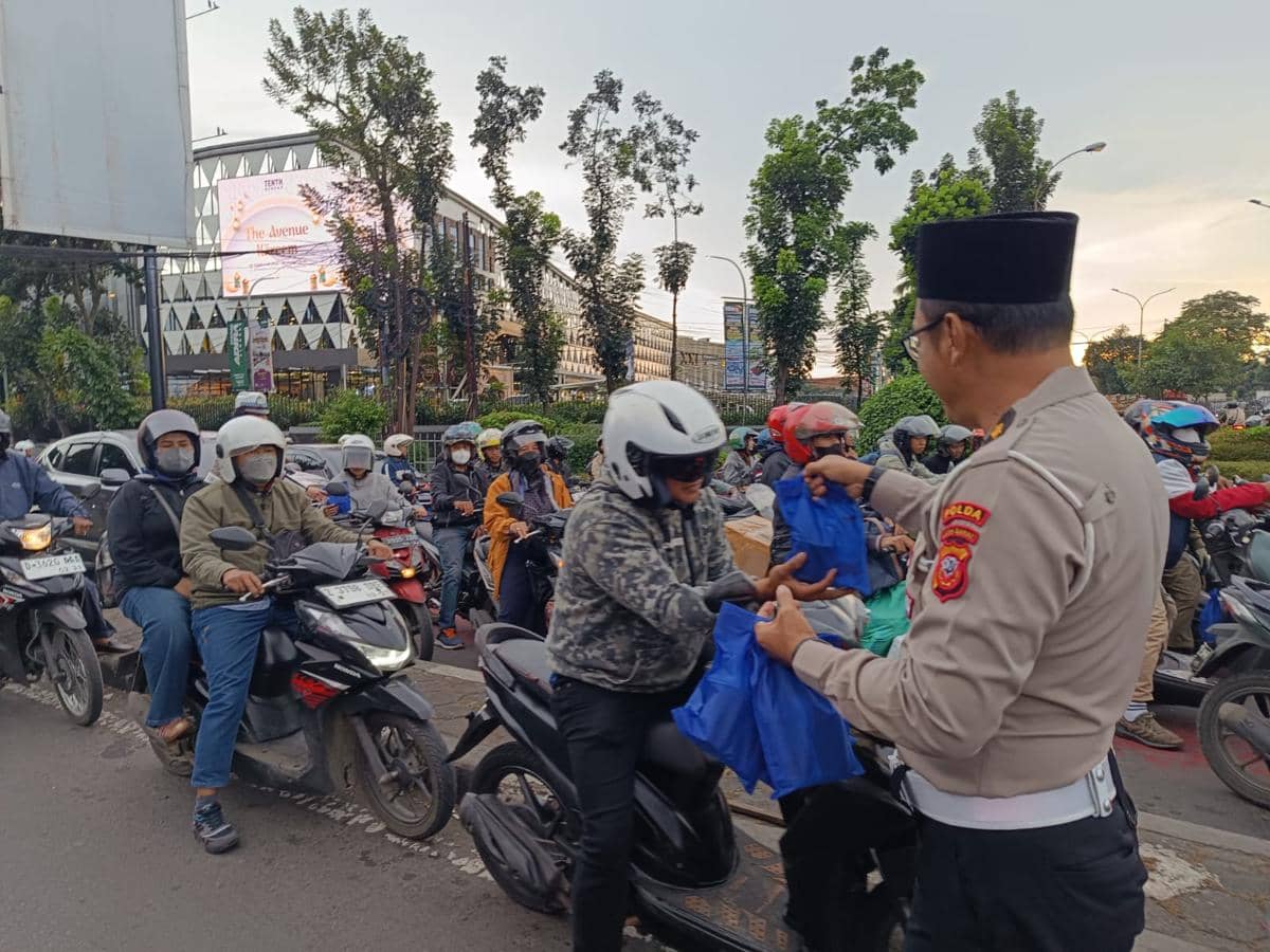 Selama Ramadan Ditlantas Jabar Gencar Berbagi Takjil dan Beri Edukasi