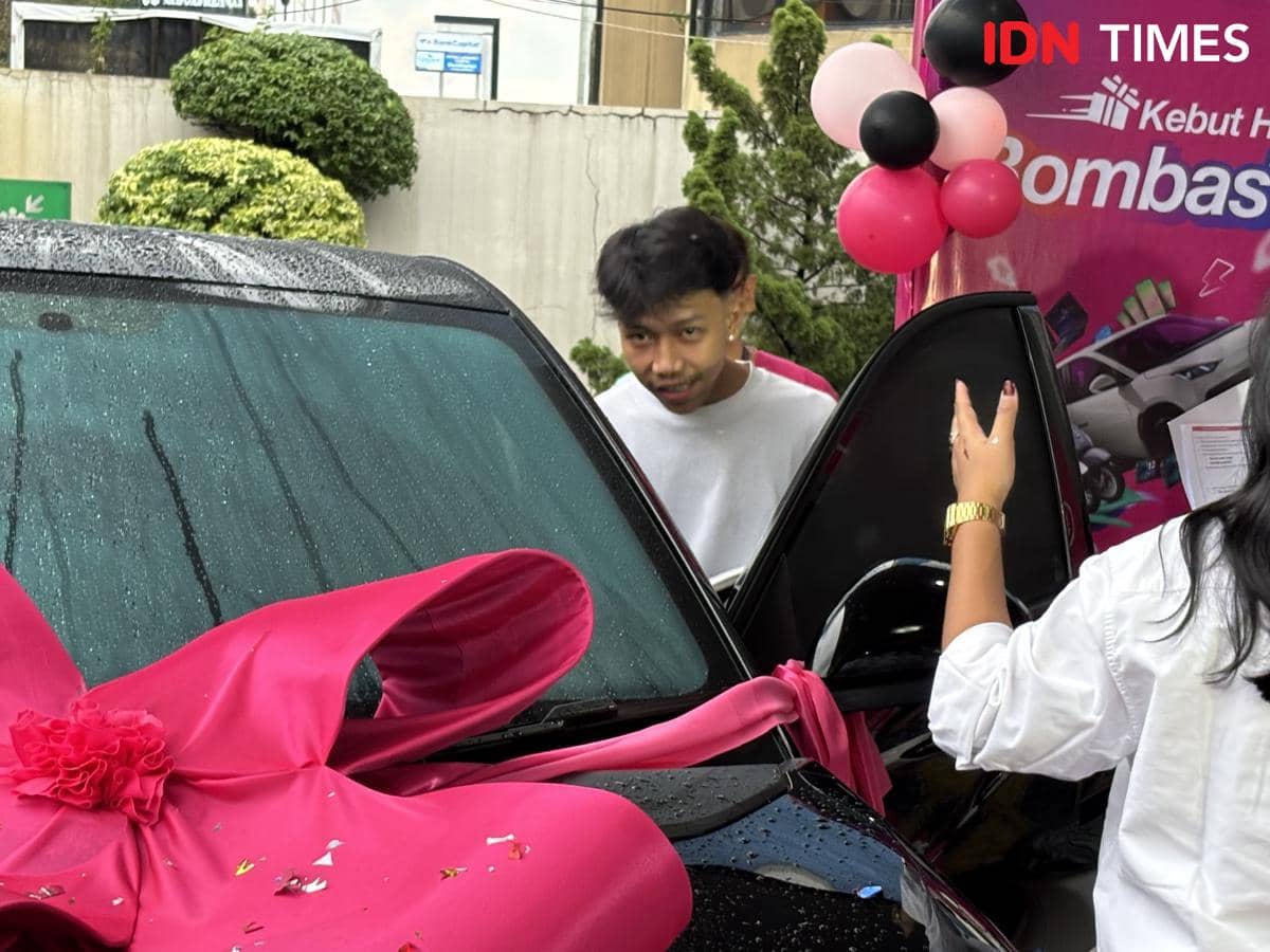 Karyawan ritel Alfamart, Naufal Nur Abdianto (20) (tengah) saat menerima hadiah mobil listrik BYD di Semarang, Kamis (26/2/2026). (IDN Times/Dhana Kencana)
