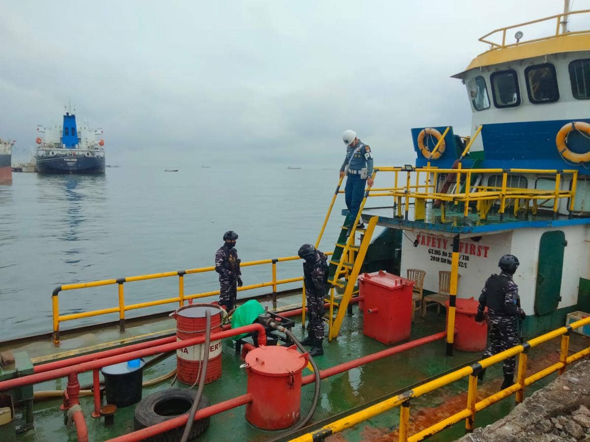 TNI AL Sita 2 Kapal SPOB-7 Truk BBM Diduga Ilegal di Perairan Makassar