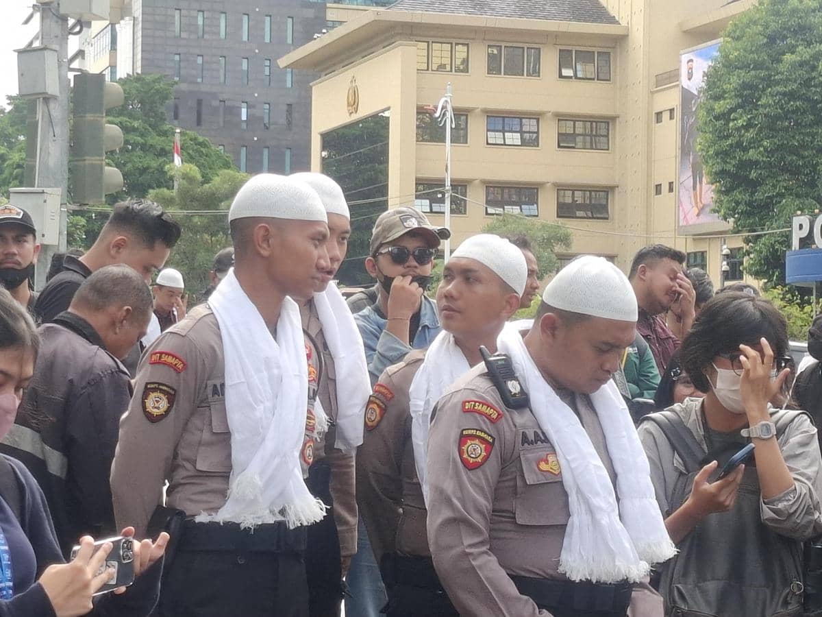 Demo di Mabes Polri, Mahasiswa Disambut Polisi Berpeci dan Spanduk Selamat Datang