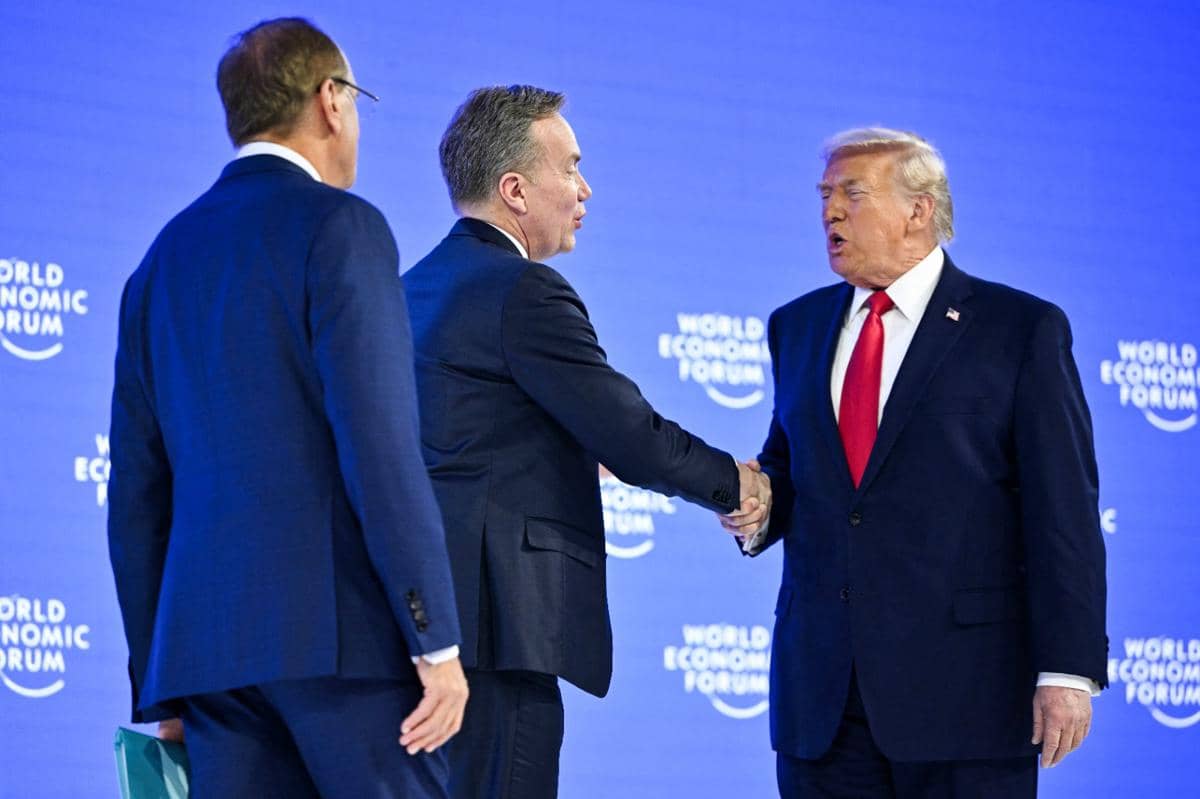 CEO World Economic Forum, Borge Brende, saat bersalaman dengan Presiden Amerika Serikat Donald Trump