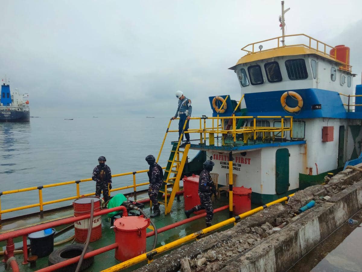Komando Daerah Angkatan Laut (Kodaeral) VI Makassar menyita dua kapal Self Propelled Oil Barge (SPOB) bersama tujuh truk tangki pengangkut bahan bakar minyak (BBM), yang diduga ilegal, Rabu (25/2/2026). Dok. Komando Daerah Angkatan Laut (Kodaeral) VI Makassar
