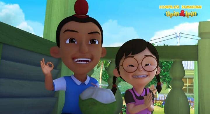 Jarjit dan Mei Mei membawa es kelapa saat berkumpul di rumah Upin dan Ipin.