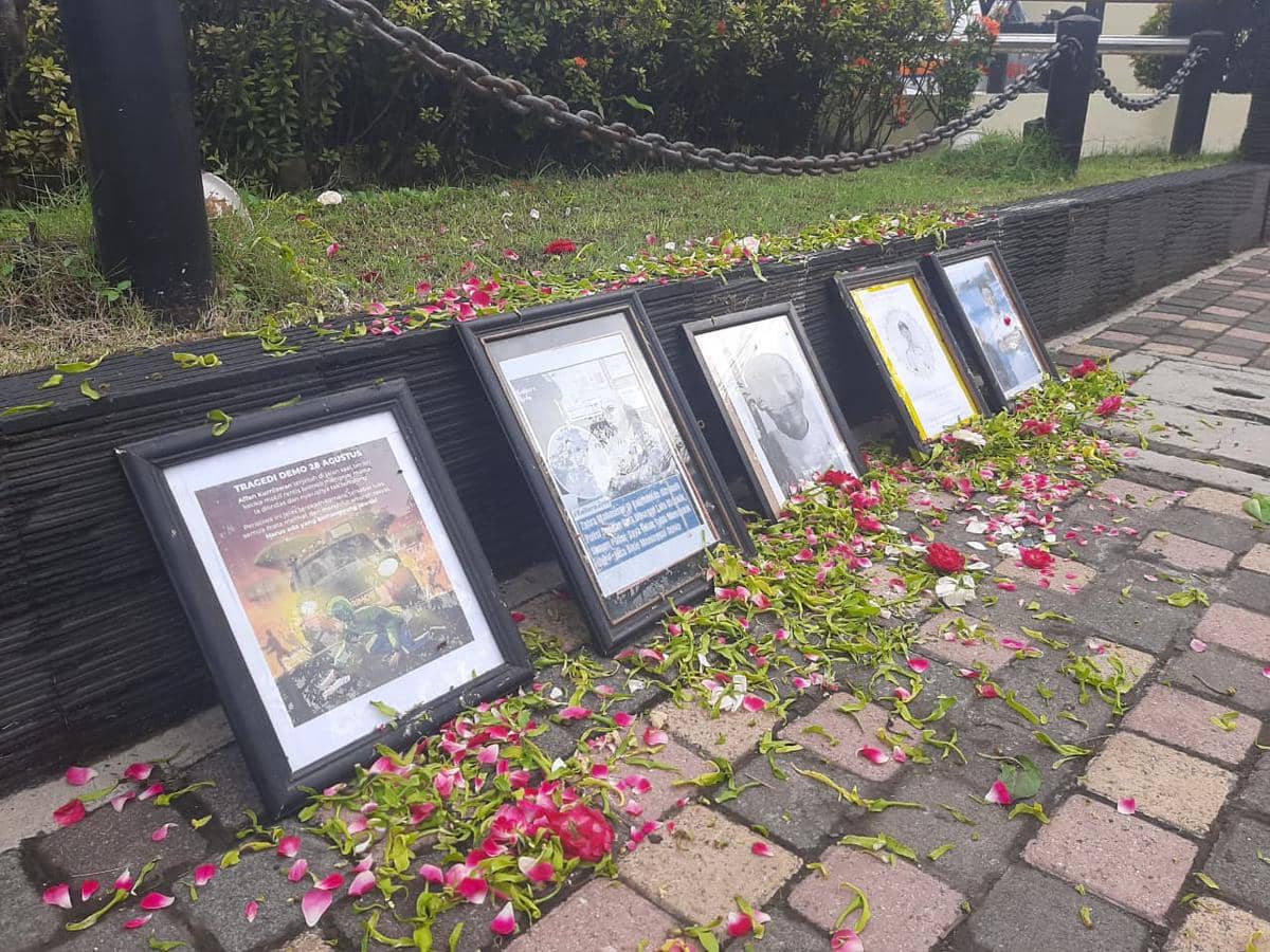 Foto korban kekerasan dipasang di Mapolres Tulungagung. IDN Times/Bramanta Pamungkas