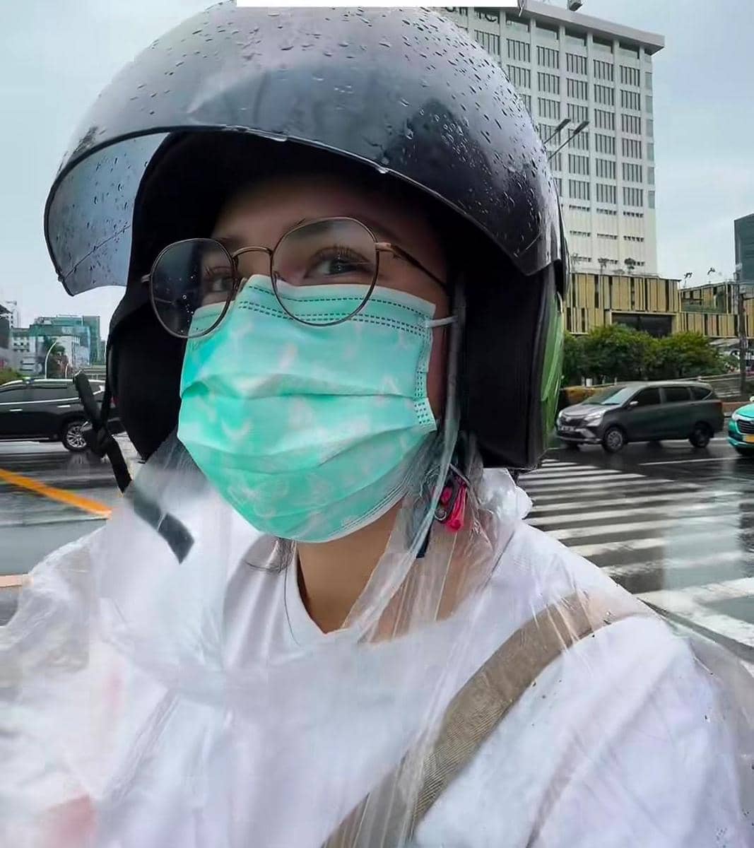 potret Putri Titian temani mama belanja di Tanah Abang