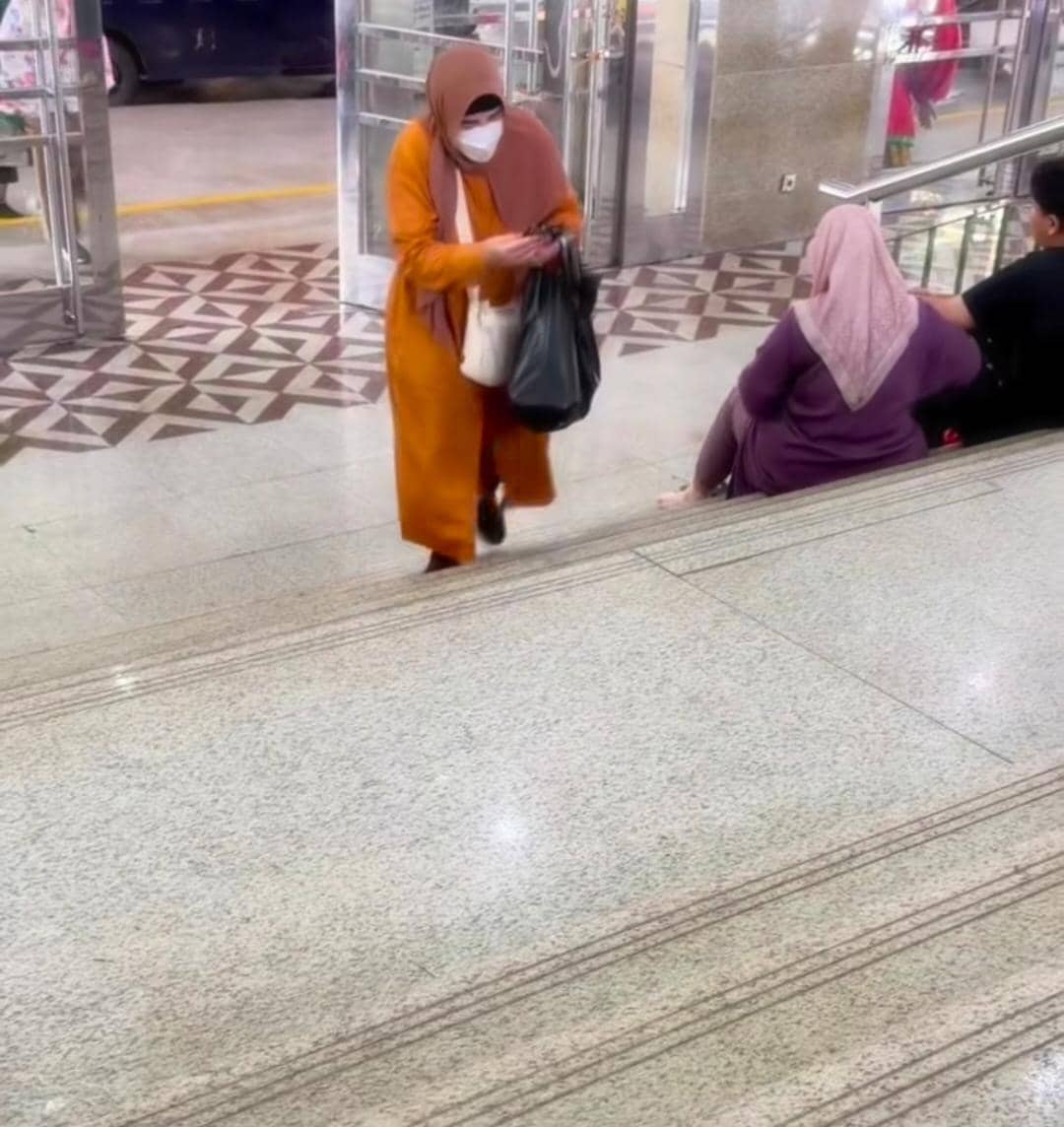 potret Putri Titian temani mama belanja di Tanah Abang