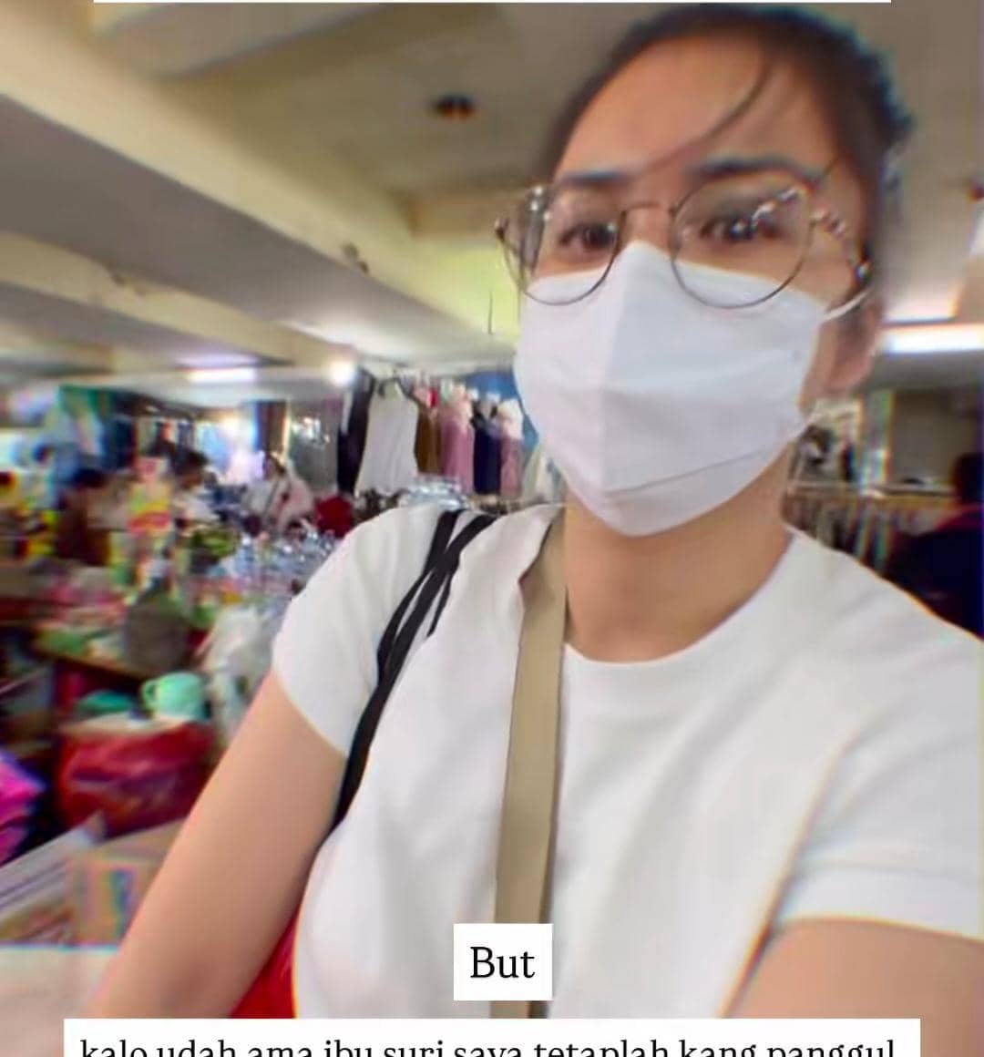 potret Putri Titian temani mama belanja di Tanah Abang