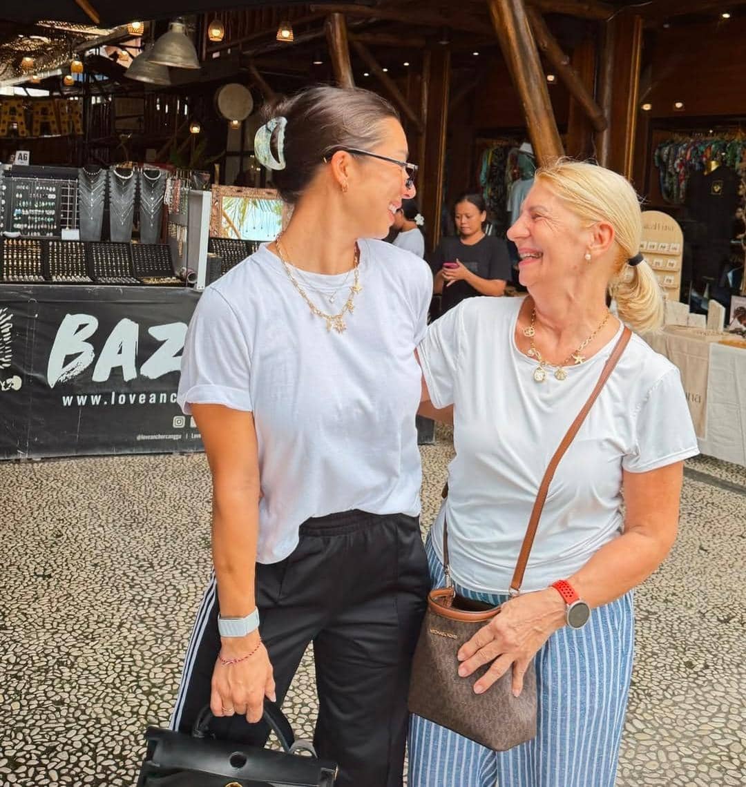 Jennifer Bachdim bagi takjil gratis di Bali