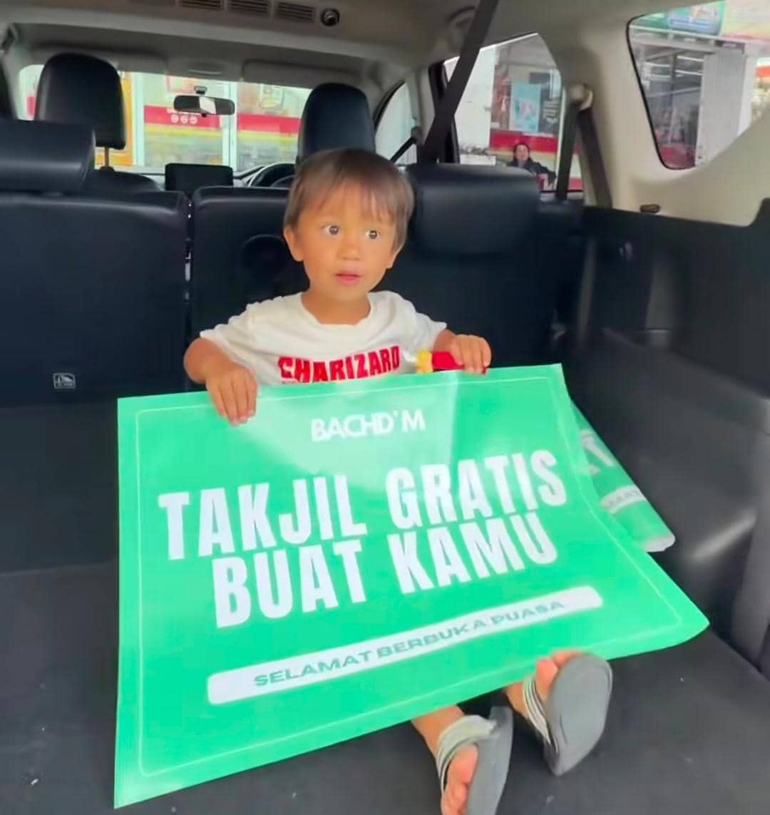 Jennifer Bachdim bagi takjil gratis di Bali