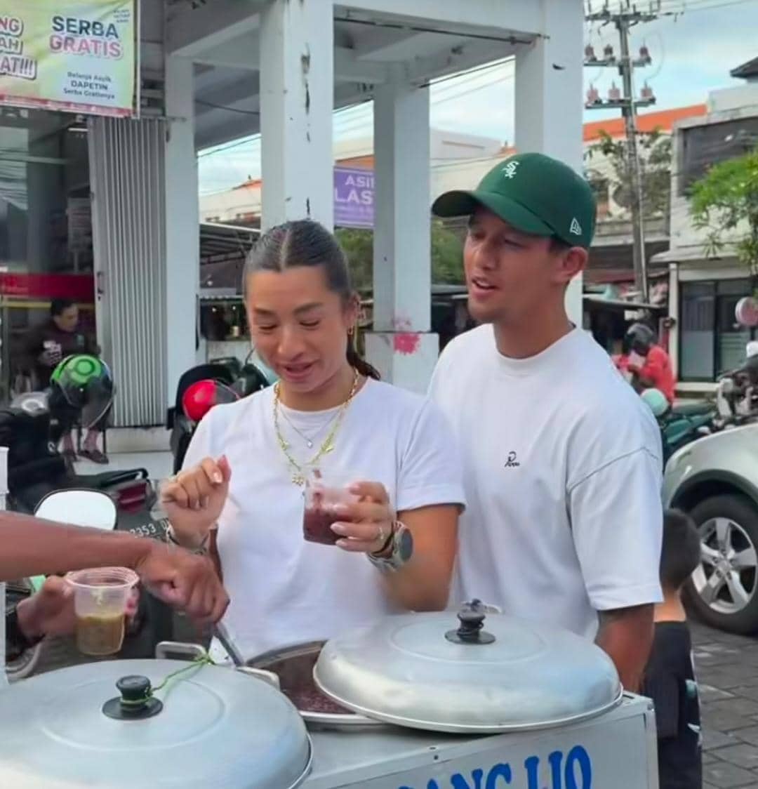 Jennifer Bachdim bagi takjil gratis di Bali