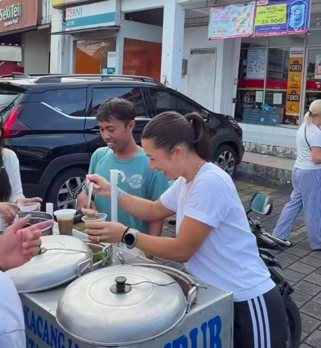 Jennifer Bachdim bagi takjil gratis di Bali