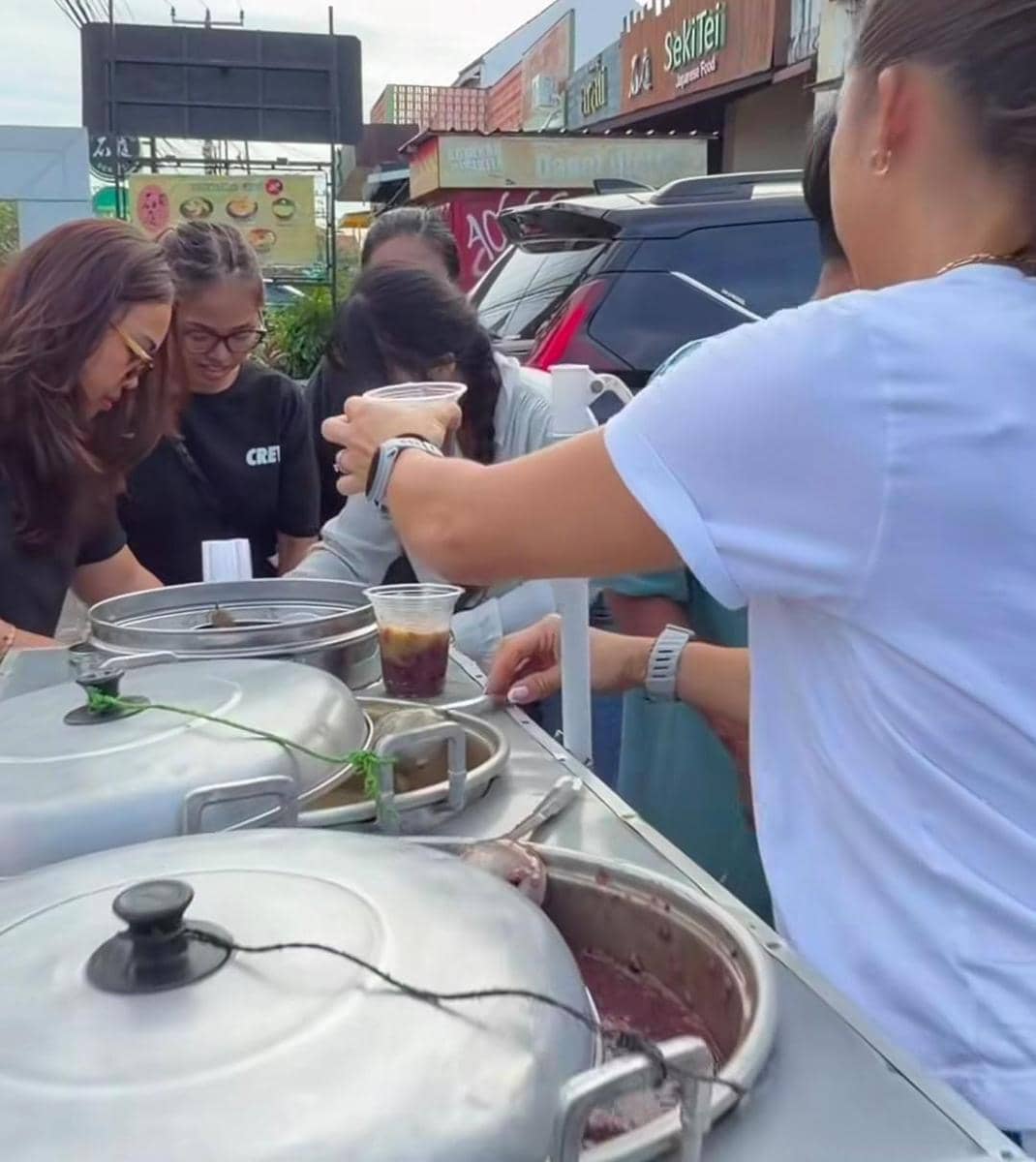 Jennifer Bachdim bagi takjil gratis di Bali