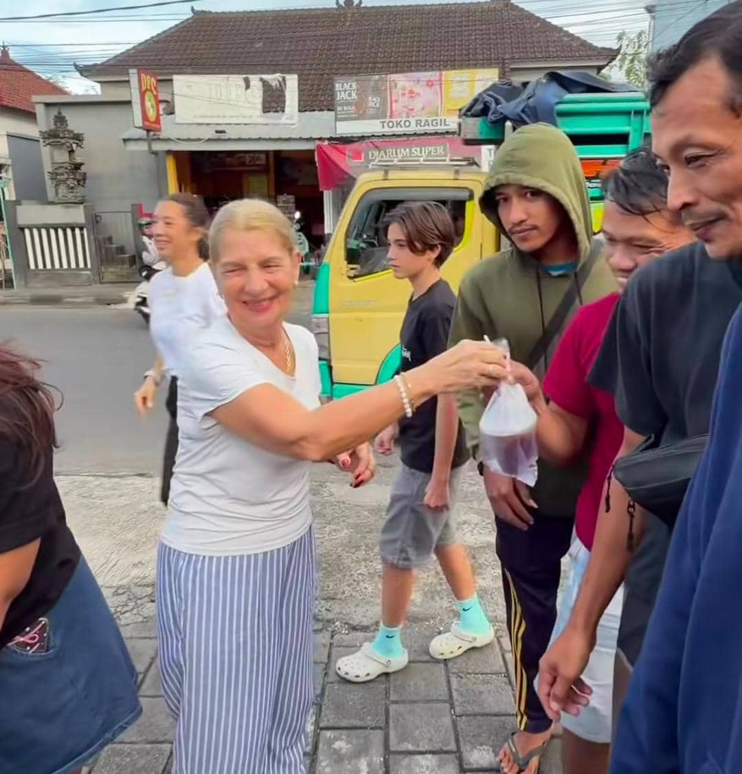 Jennifer Bachdim bagi takjil gratis di Bali