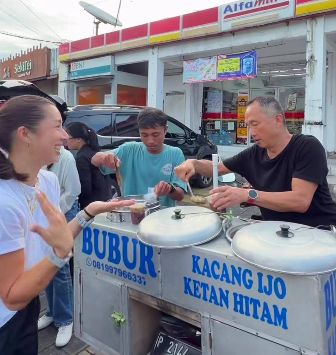 Jennifer Bachdim bagi takjil gratis di Bali
