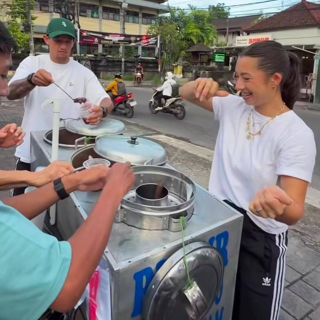 Jennifer Bachdim bagi takjil gratis di Bali