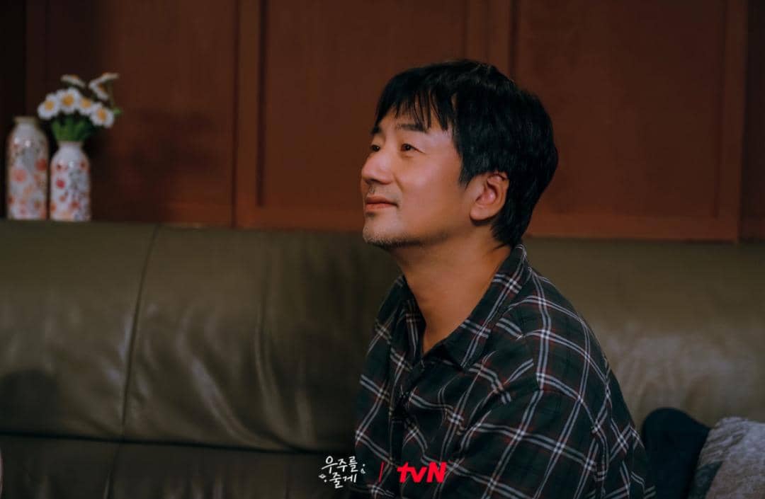 7 Perilaku Mencurigakan Sun Gyu Tae di Drama Korea Our Universe 