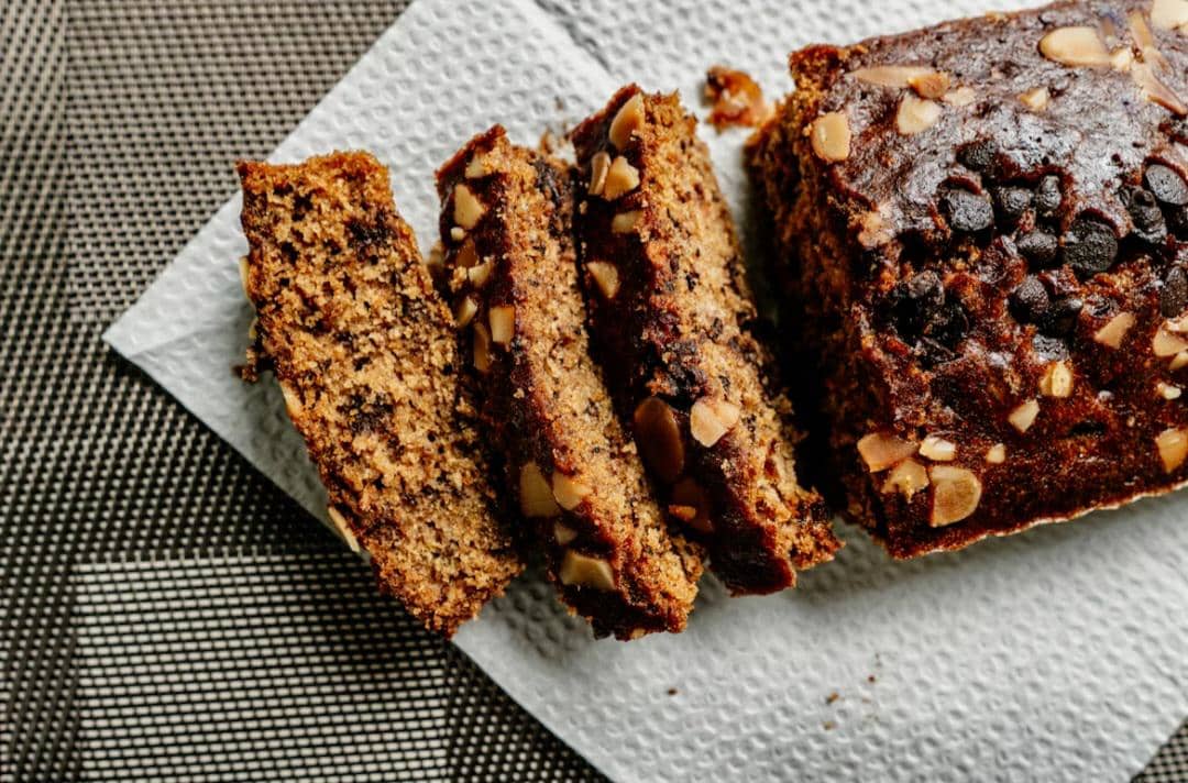 4 Tips Membuat Chocolate Chip Banana Bread yang Lembut dan Lezat