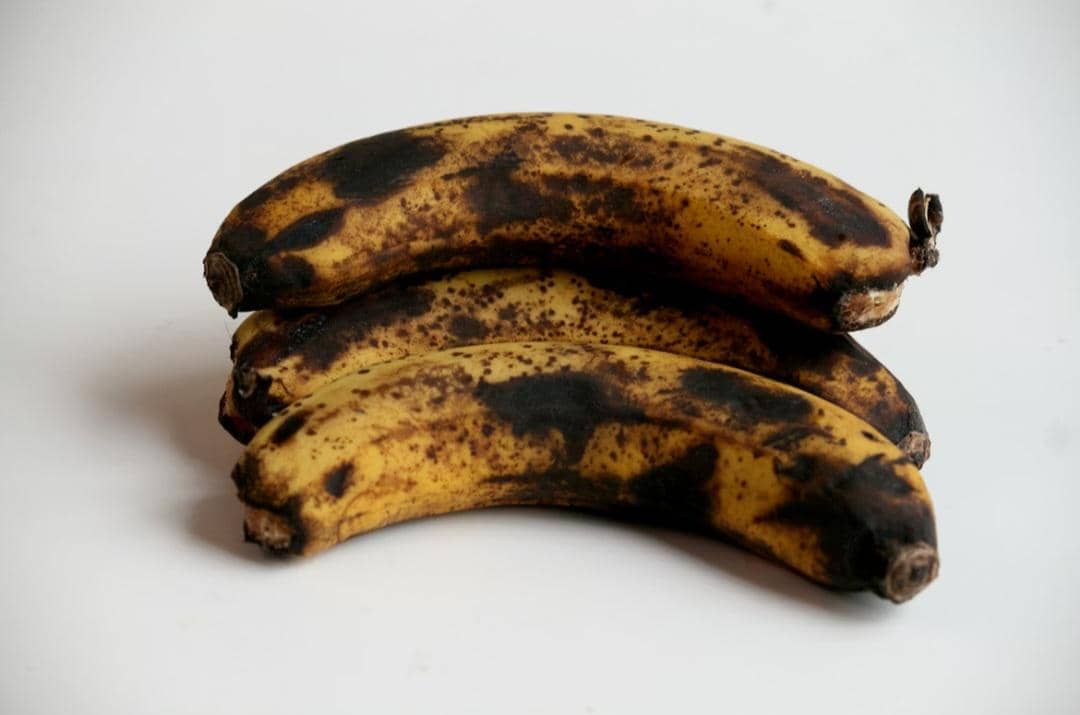 ilustrasi pisang berwarna cokelat