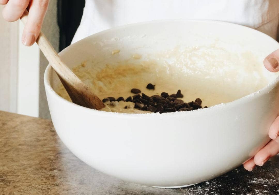 ilustrasi mengaduk bahan