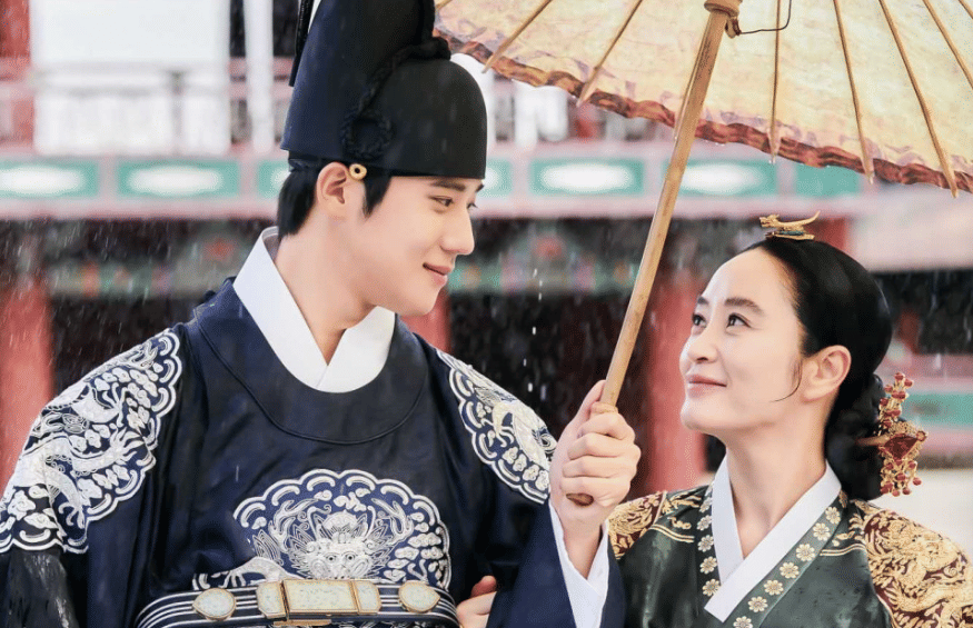 Moon Sang Min dan Kim Hye Soo di drama Under the Queen's Umbrella