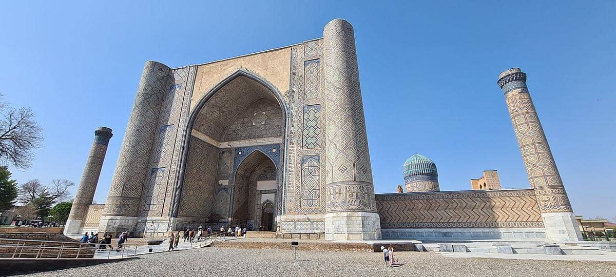 Masjid Bibi-Khanym yang bersejarah di Samarkand, Uzbekistan, merupakan landmark arsitektur penting dari era Timurid.