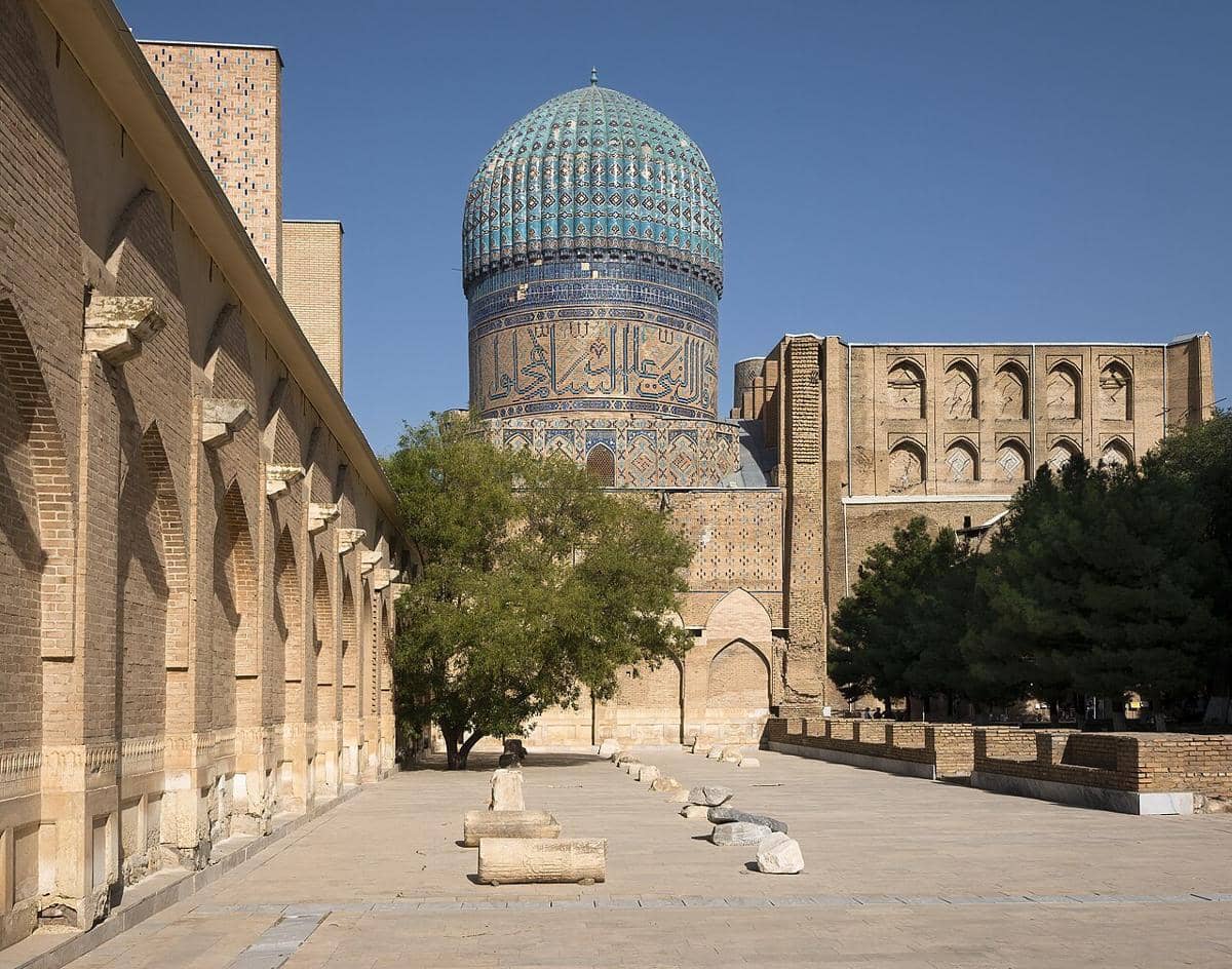 Masjid Bibi-Khanym yang bersejarah di Samarkand, Uzbekistan, merupakan landmark arsitektur penting dari era Timurid.