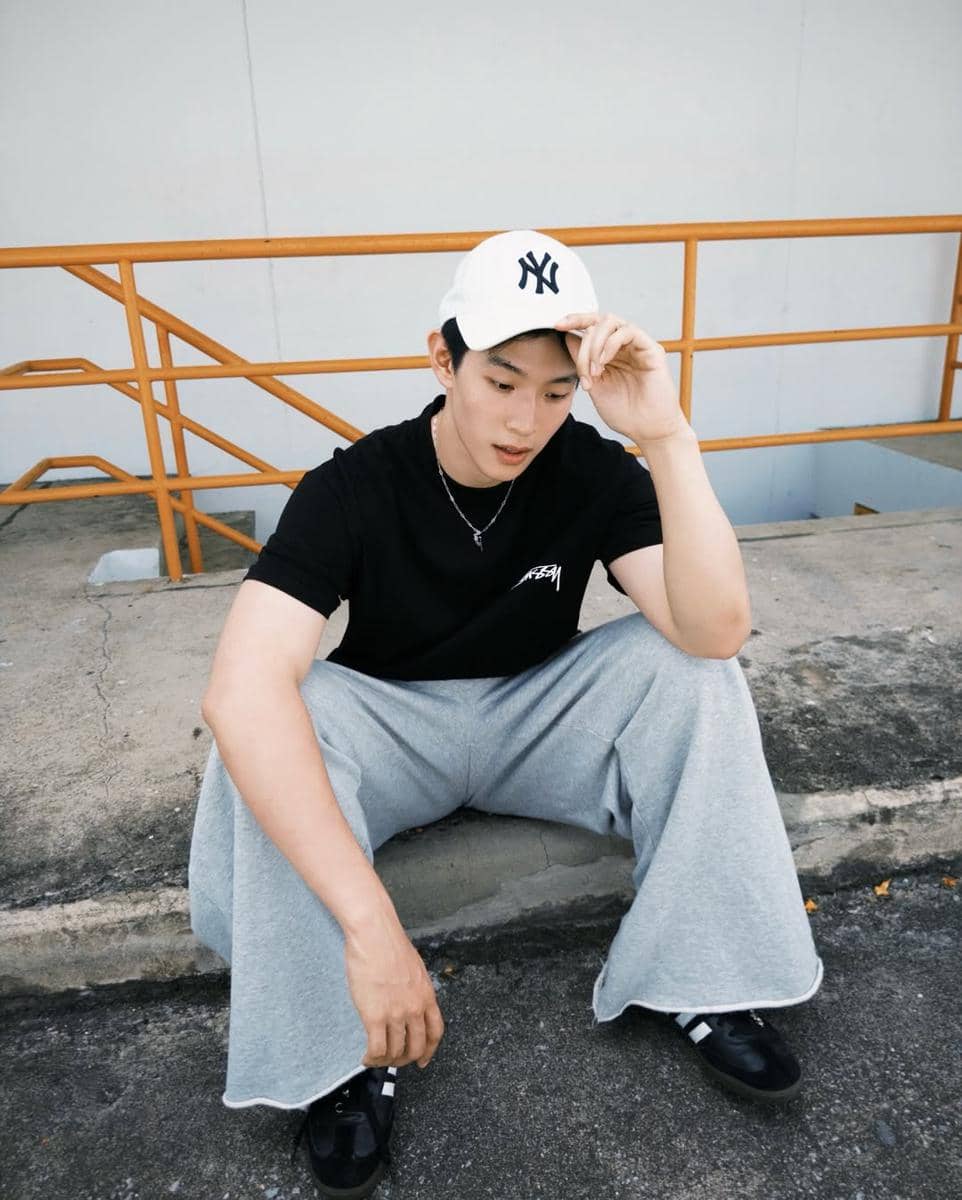 OOTD Pakai Sneakers ala Bright Thanapon