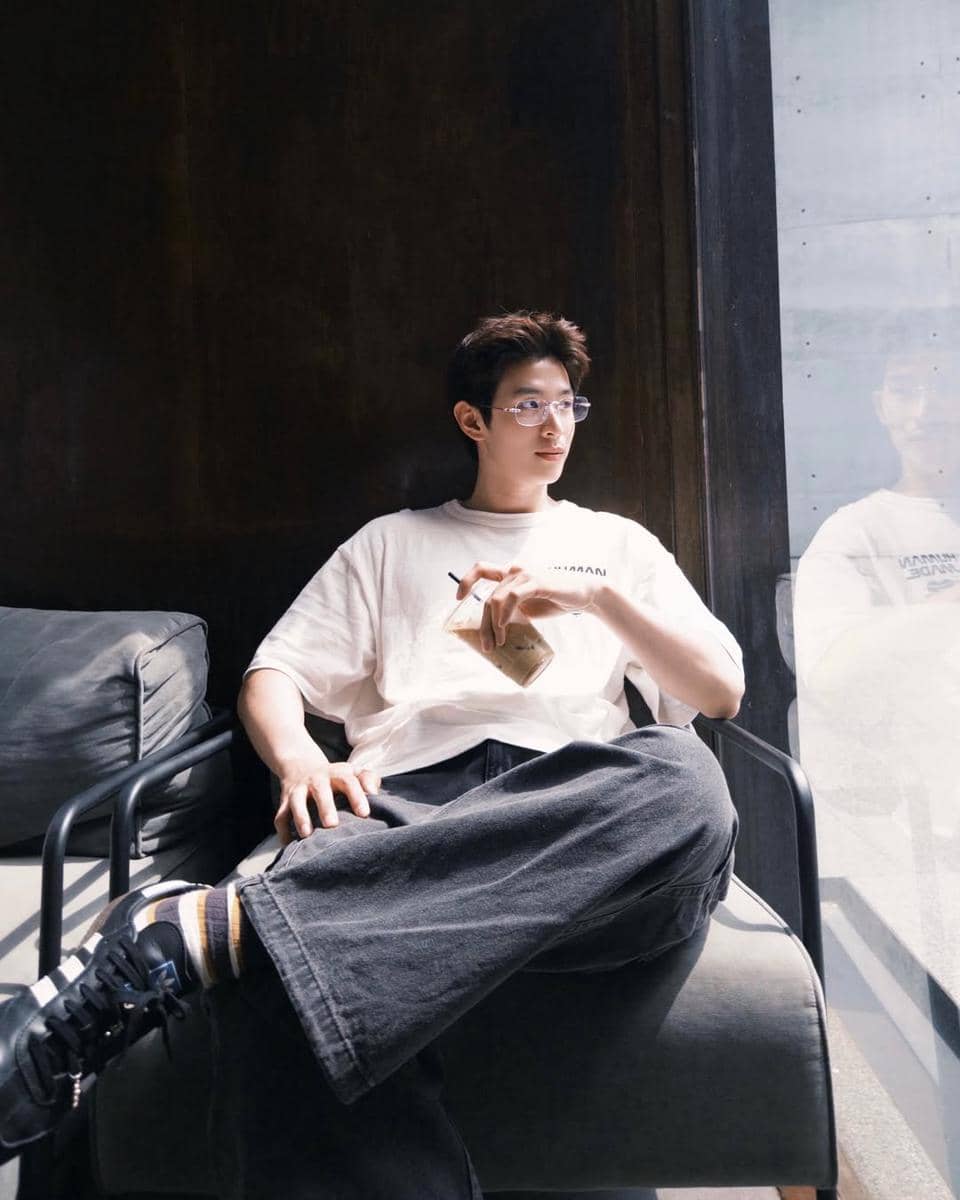 OOTD Pakai Sneakers ala Bright Thanapon