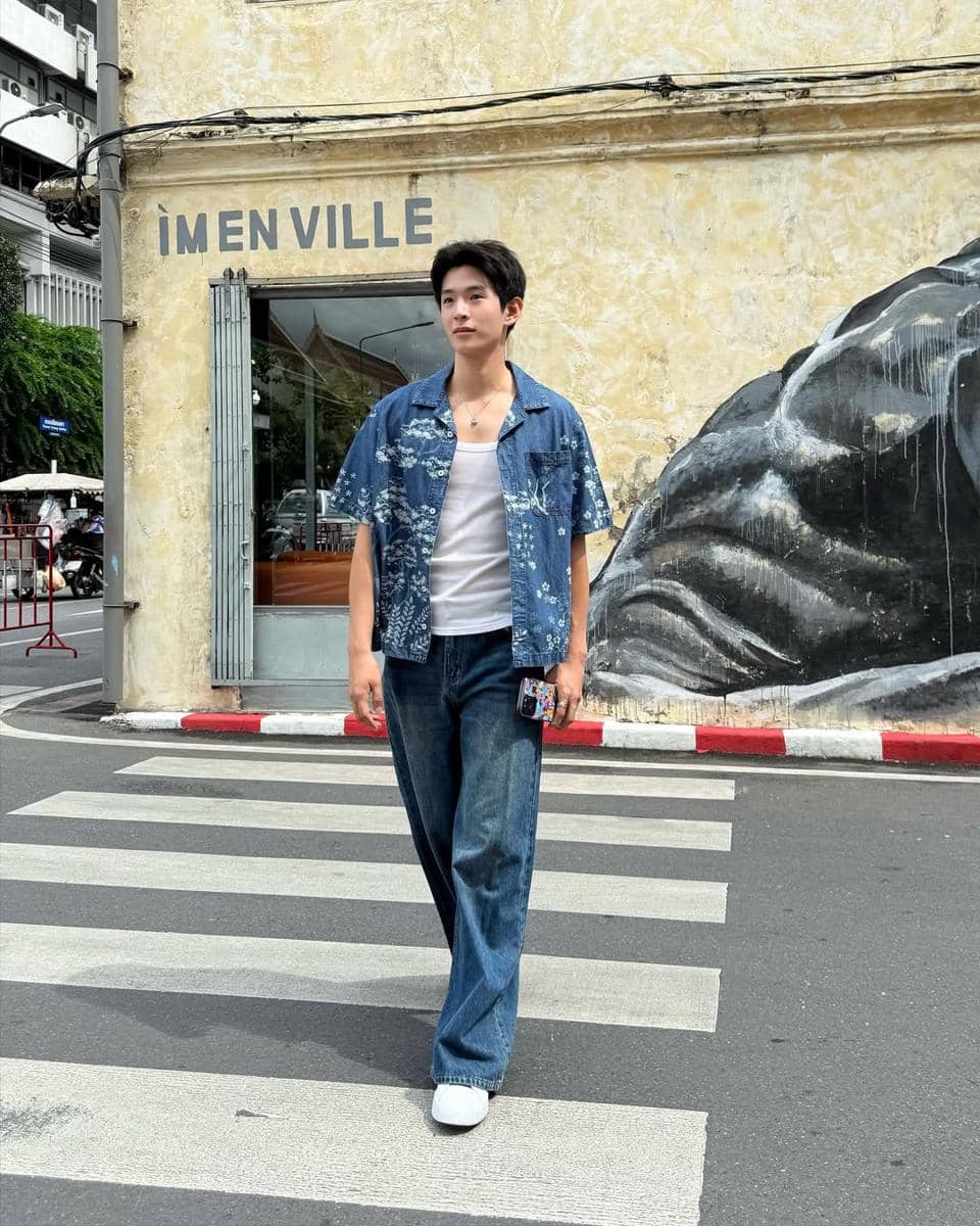 OOTD Pakai Sneakers ala Bright Thanapon