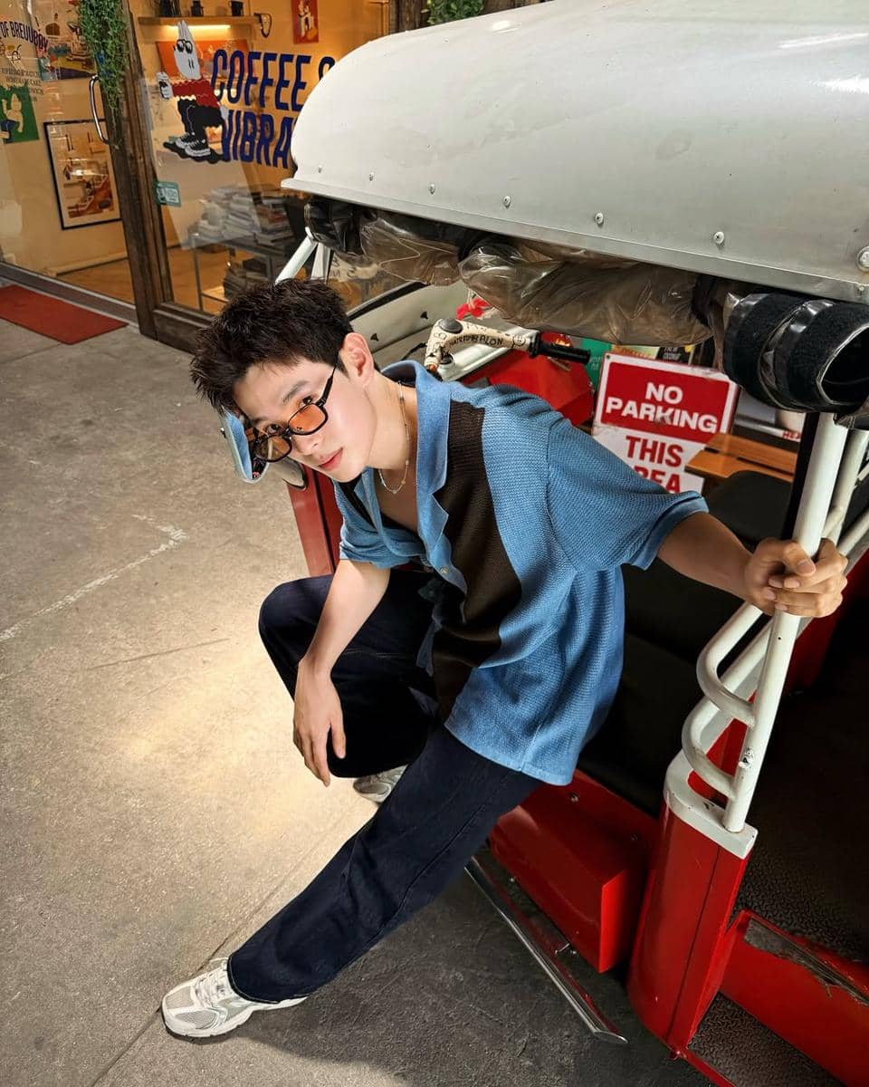 OOTD Pakai Sneakers ala Bright Thanapon