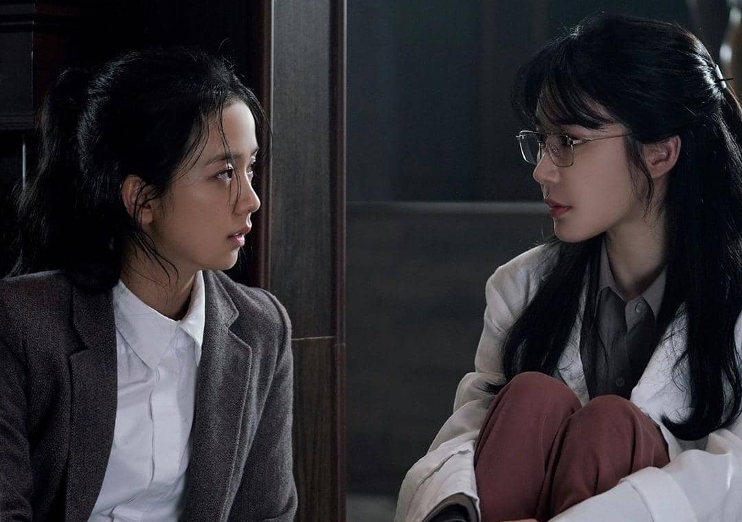 Jisoo dan Yoo In Na di drama Snowdrop