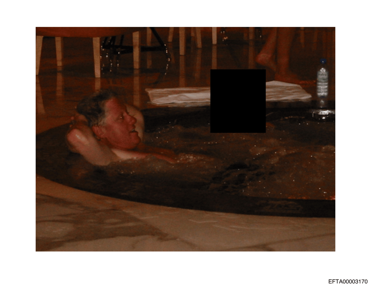 Mantan Presiden Bill Clinton terlihat di kolam renang di samping seseorang yang wajahnya telah disensor. Foto tanpa tanggal ini termasuk di antara ribuan catatan tentang terpidana kejahatan seksual Jeffrey Epstein yang dirilis oleh Departemen Kehakiman AS (dok. Department of Justice/Epsten Files/EFT