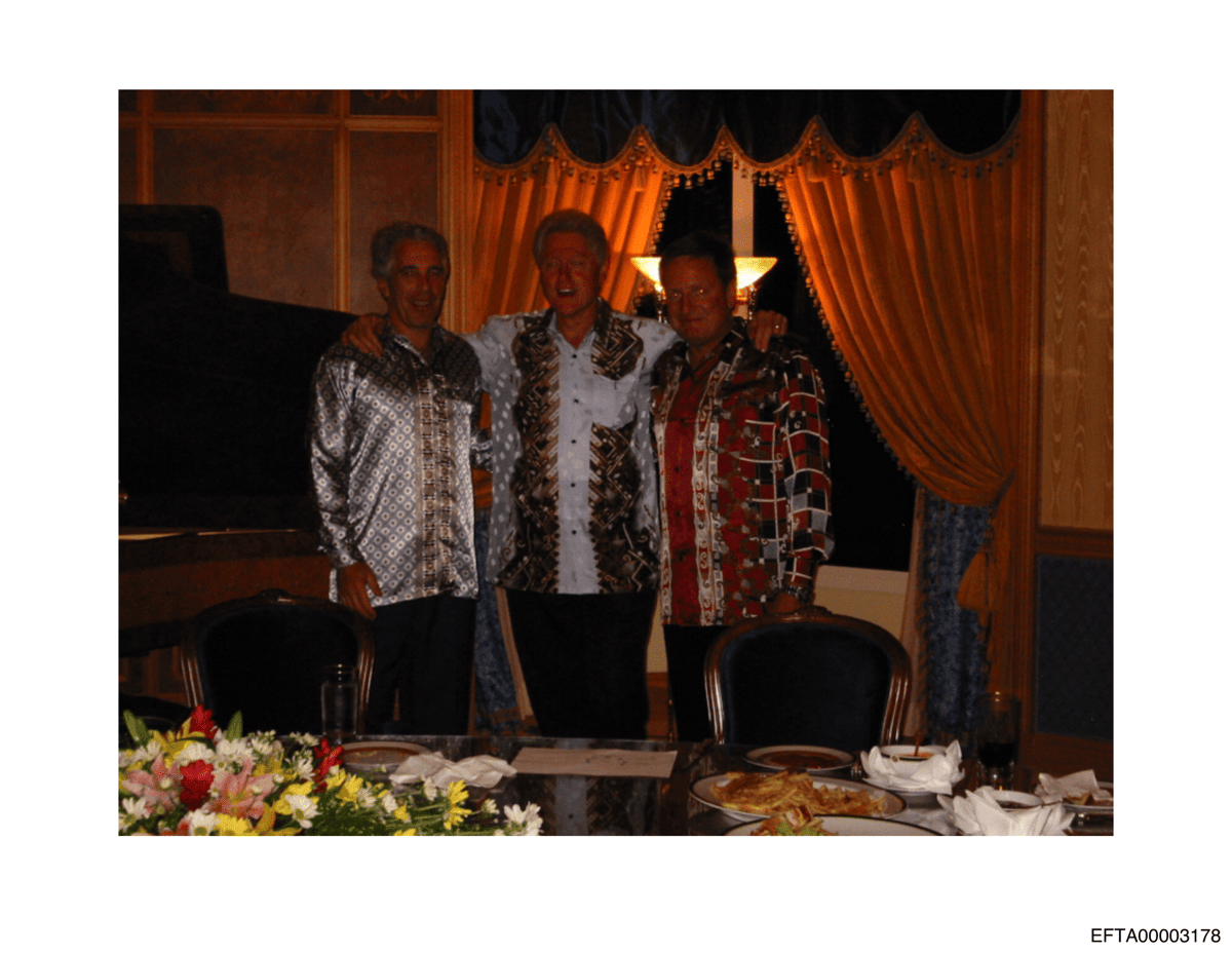 Mantan Presiden Bill Clinton dan terpidana pelaku kejahatan seksual Jeffrey Epstein berdiri berdampingan. Foto tanpa tanggal ini termasuk di antara ribuan catatan tentang terpidana pelaku kejahatan seksual Jeffrey Epstein yang dirilis oleh Departemen Kehakiman AS (dok. Department of Justice/Epstein 