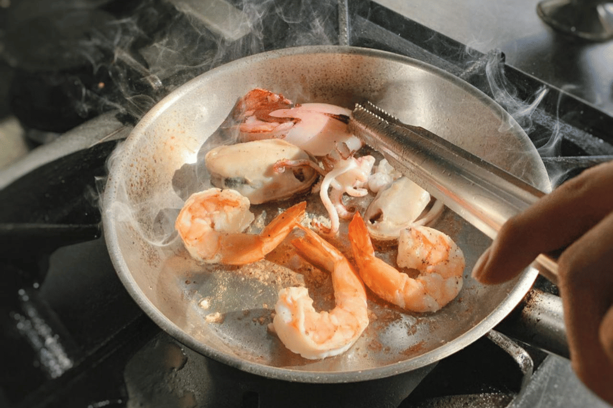 ilustrasi memasak udang