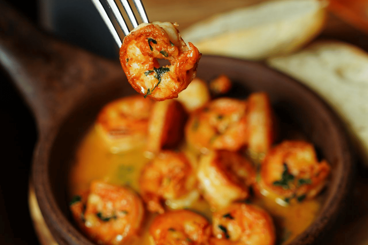 ilustrasi sajian udang garlic butter gochujang