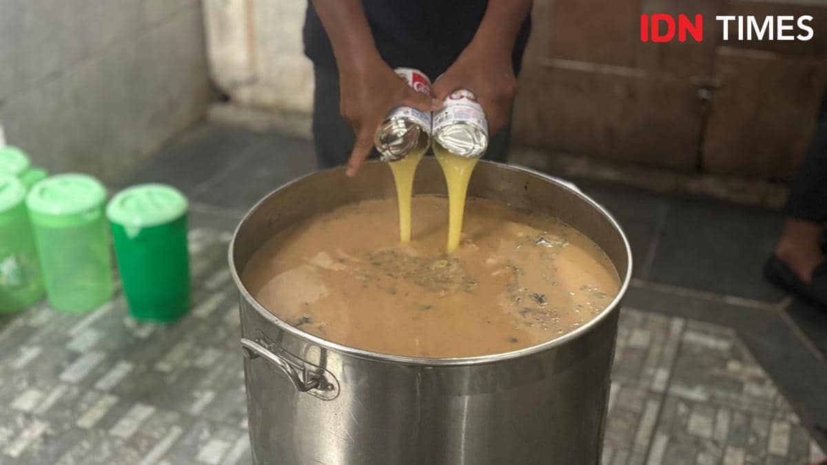 Proses pembuatan bubur di masjid jamik kebun bunga (mangara wahyudi)