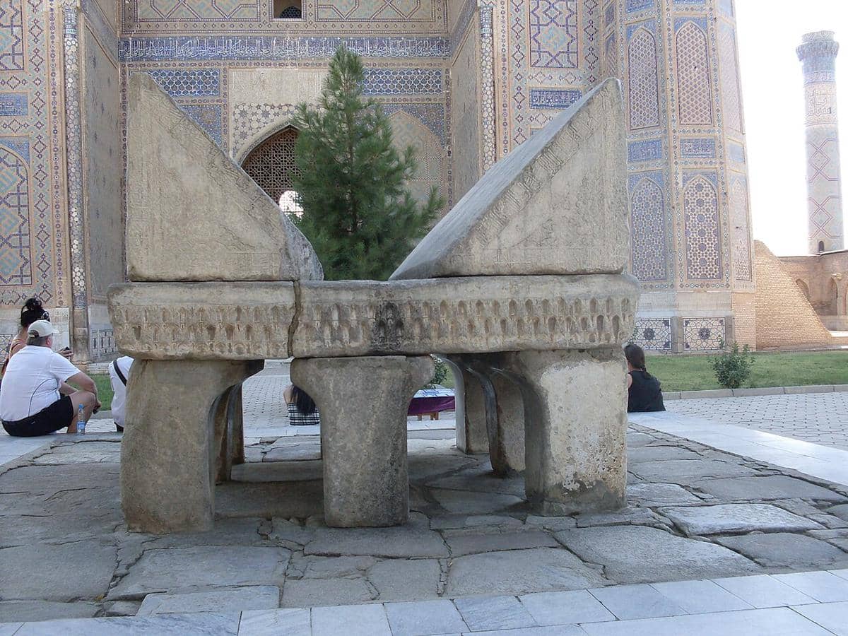 Mimbar Al-Quran Marmer Agung, sebuah mimbar monumental kuno yang terletak di halaman Masjid Bibi-Khanym di Samarkand, Uzbekistan. Struktur batu besar dan berornamen ini dirancang untuk menampung manuskrip Al-Quran abad ke-7 yang sangat besar. 