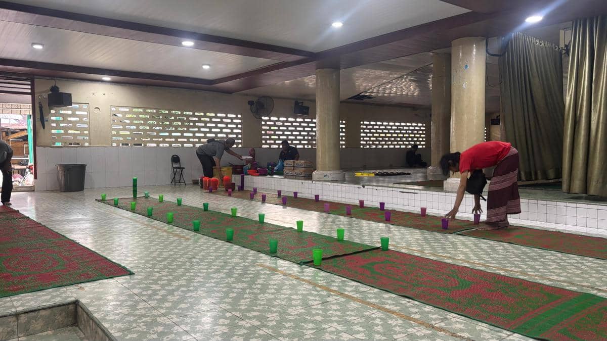 Persiapan menuju Berbuka puasa di Masjid Jamik Kebun Bunga (Mangara Wahyudi)