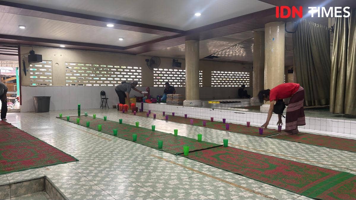 Persiapan menuju Berbuka puasa di Masjid Jamik Kebun Bunga (Mangara Wahyudi)