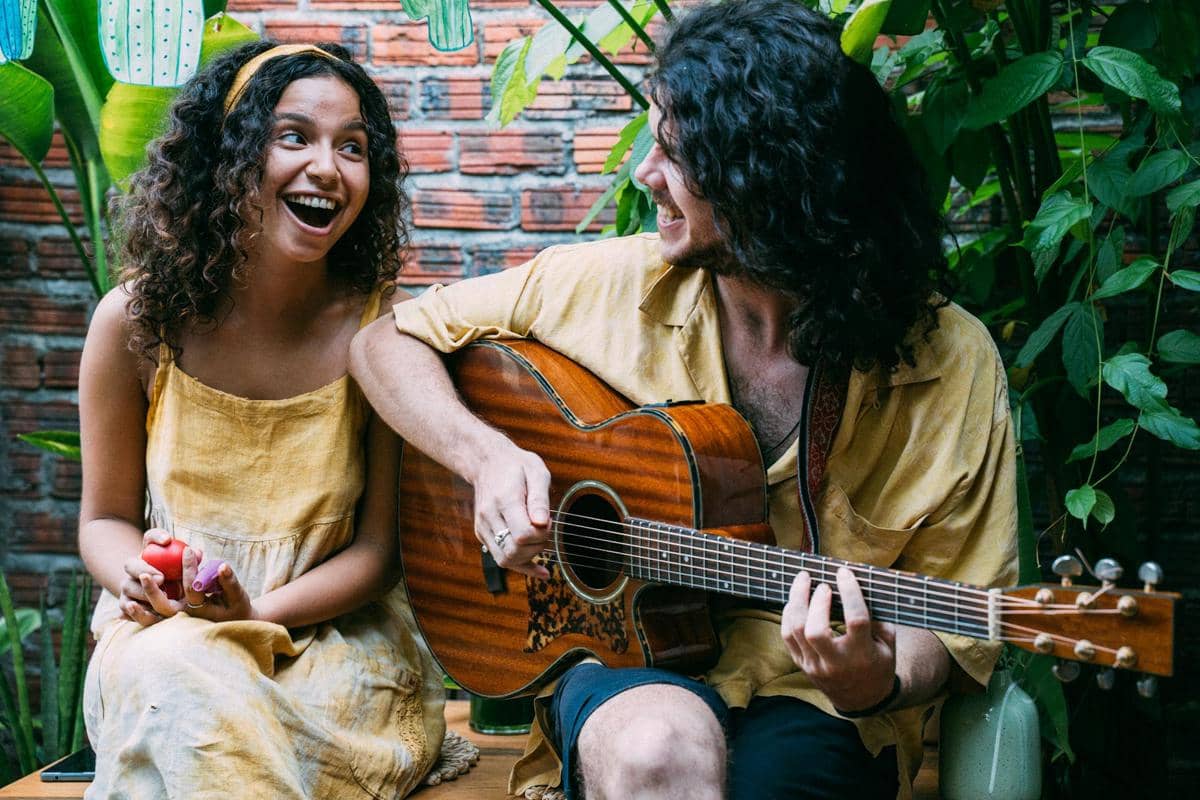 ilustrasi menyanyi bersama pasangan