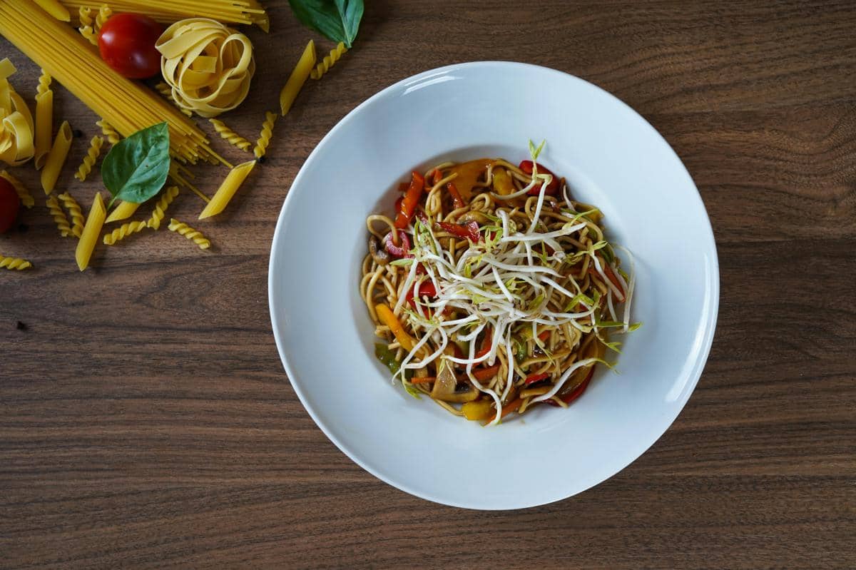 ilustrasi oseng kecambah dan tempe