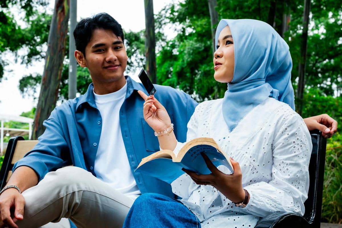 ilustrasi ngobrol dengan pasangan