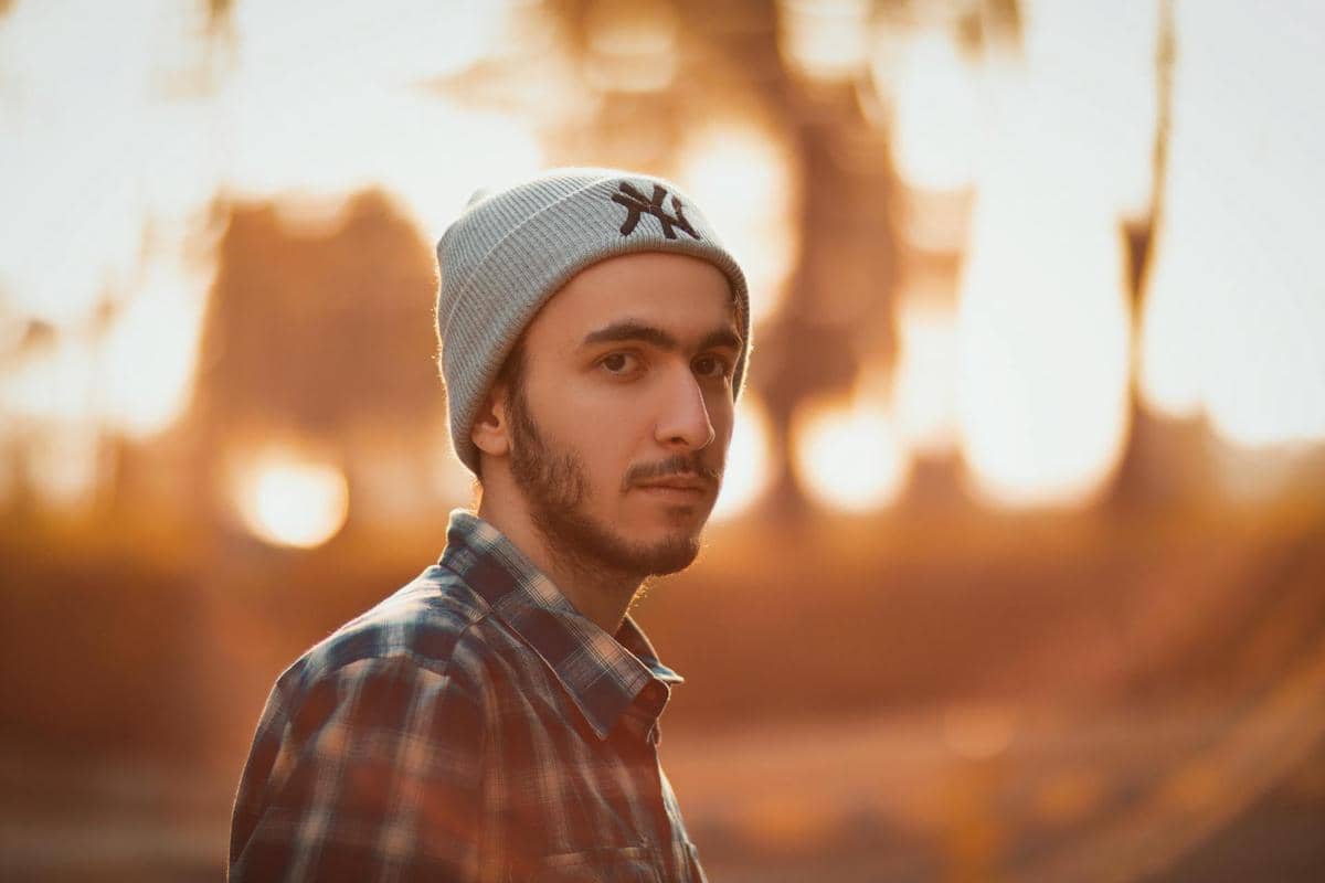 ilustrasi pria memakai topi