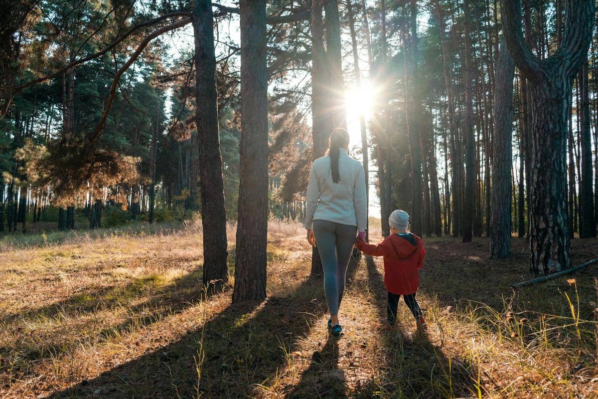 ilustrasi jalan kaki bersama anak