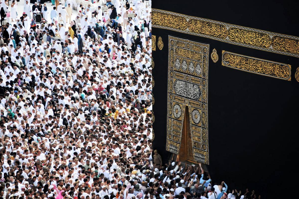 Jamaah berkumpul di sekitar kabah