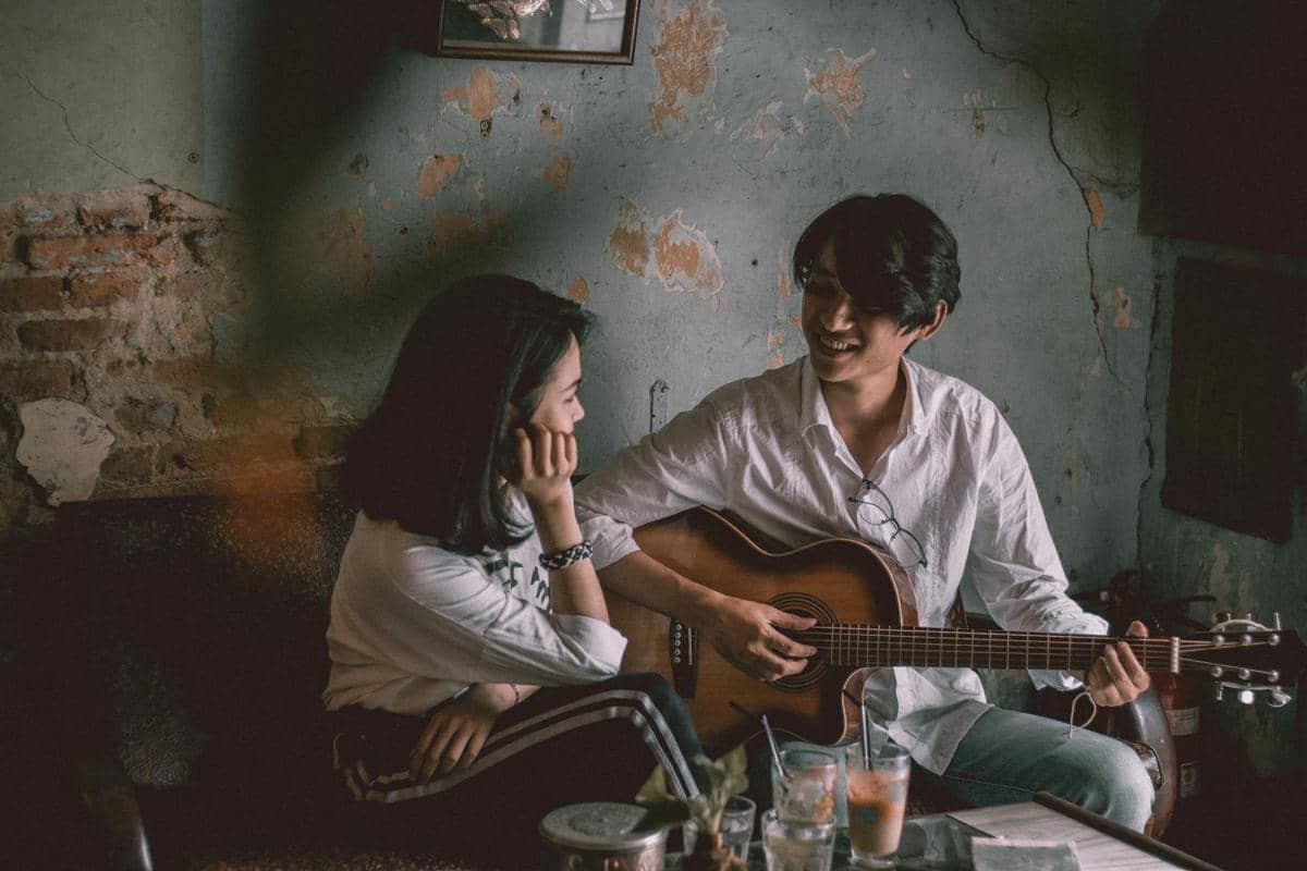 ilustrasi bermain gitar bersama pasangan