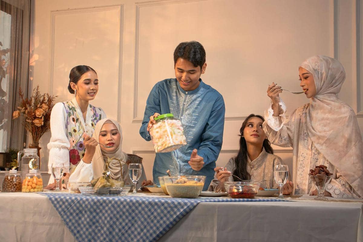 ilustrasi makan bersama