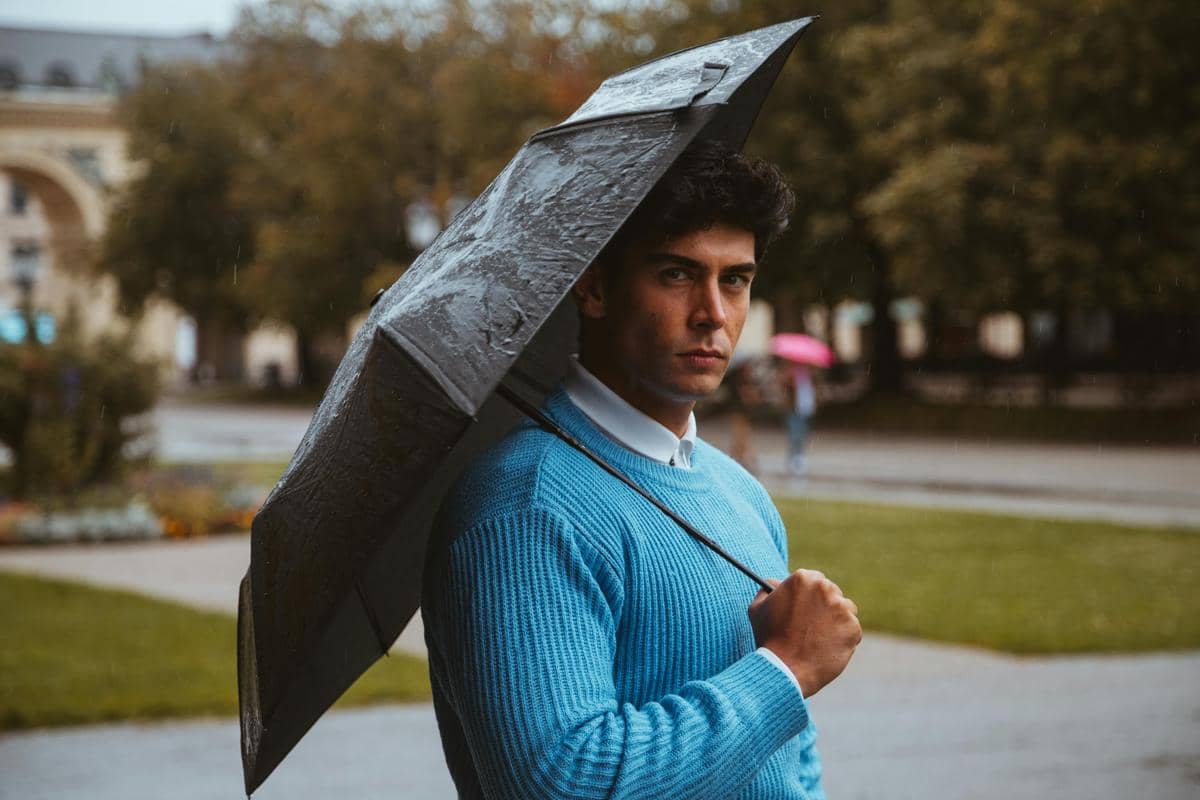 4 Kesalahan Outfit Pria Di Musim Hujan, Bikin Penampilan Kurang Kece!