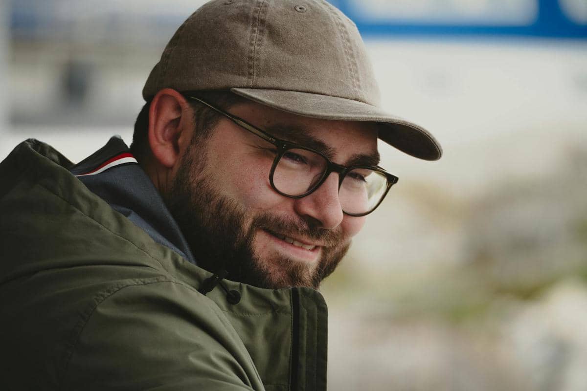 ilustrasi pria memakai kacamata dan topi