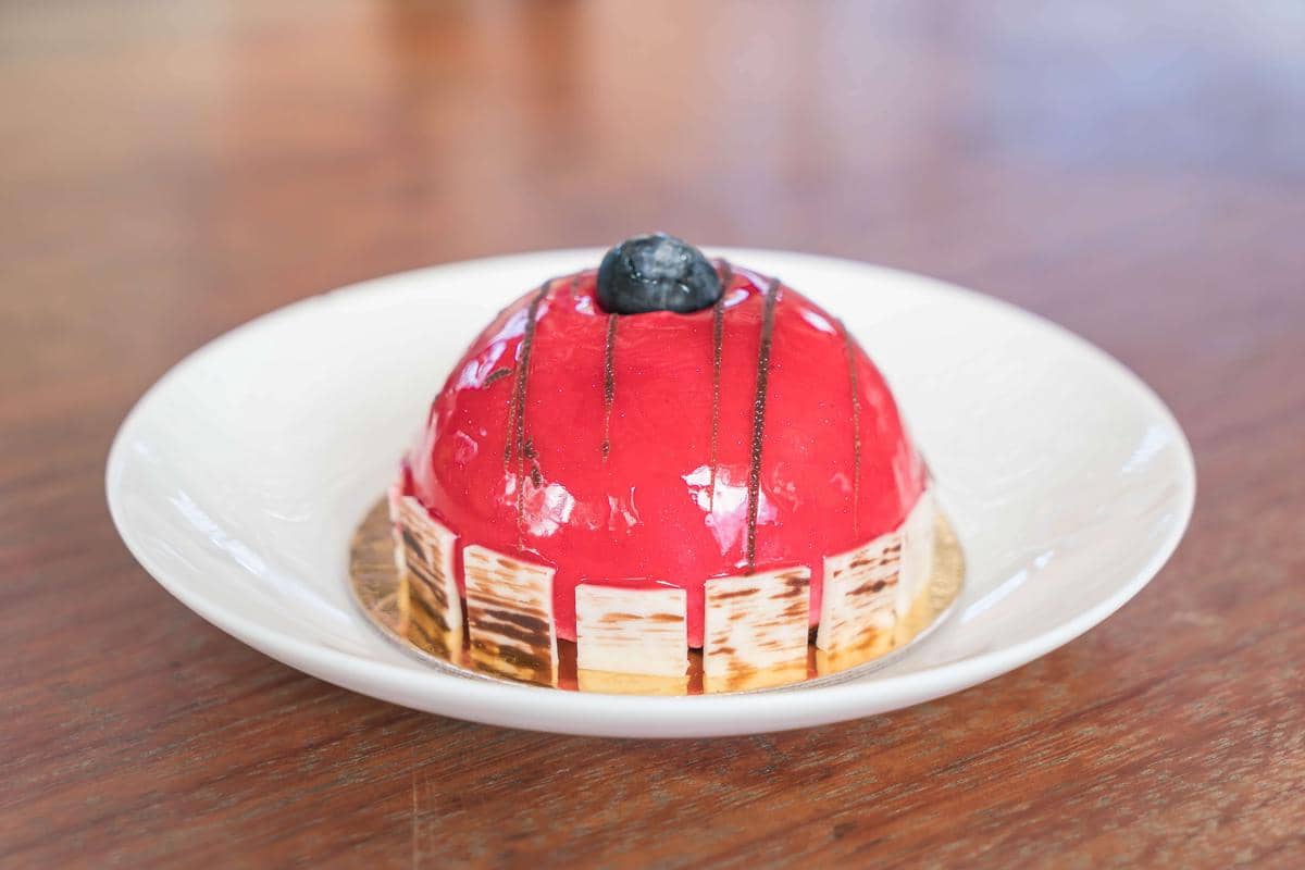 5 Tips Membuat Strawberry Mousse Dome yang Lembut dan Stabil